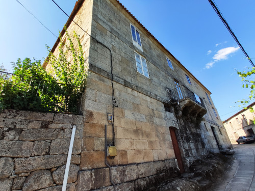 Manor house in Pazos de Arenteiro - image 2